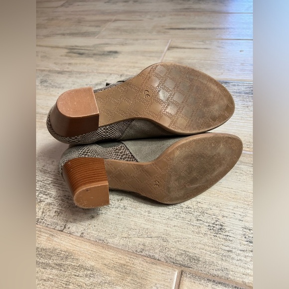 Vionic Anne Heeled Booties Size 9 - Picture 5 of 5